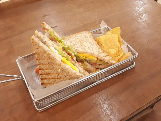 club house sandwich with chips