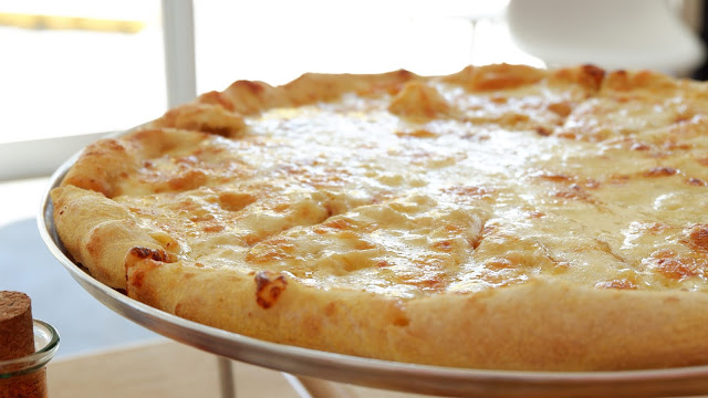 creamy garlic and cheese pizza
